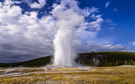 Old Faithful Geyser, Yellowstone NP, Wyoming, USA Foto & Bild | himmel ...