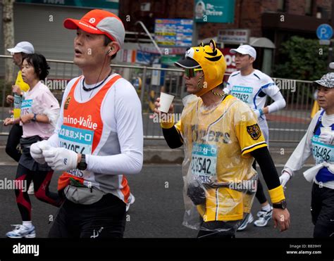 Funny marathon runners in costumes during the 2009 Tokyo Marathon Stock ...