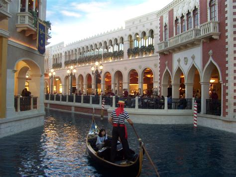 File:The Venetian LV gondola.jpg