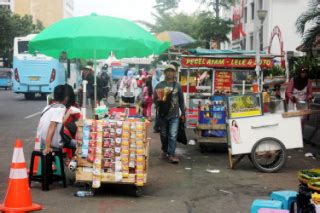 pedagang kaki lima di kota tua jakarta - DATATEMPO