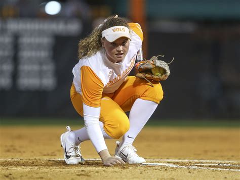 To make a good pitch, UT’s Caylan Arnold does more than eye a target ...