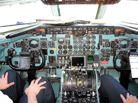 File:DC-9 Cockpit.jpg