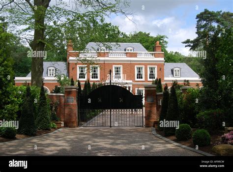 Virginia water surrey houses hi-res stock photography and images - Alamy