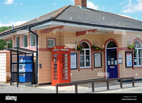 Station charlbury oxfordshire hi-res stock photography and images - Alamy