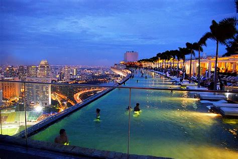 Marina Bay Sands - Singapore's Infinity Pool | SMART TRAVEL GUIDE