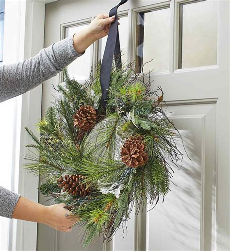 3 Easy Methods for Hanging a Christmas Wreath