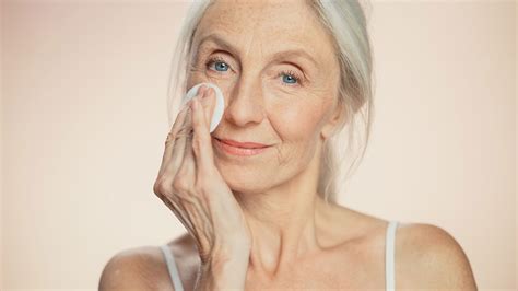 Essential Tips For Seniors' Skincare - Discovery Village