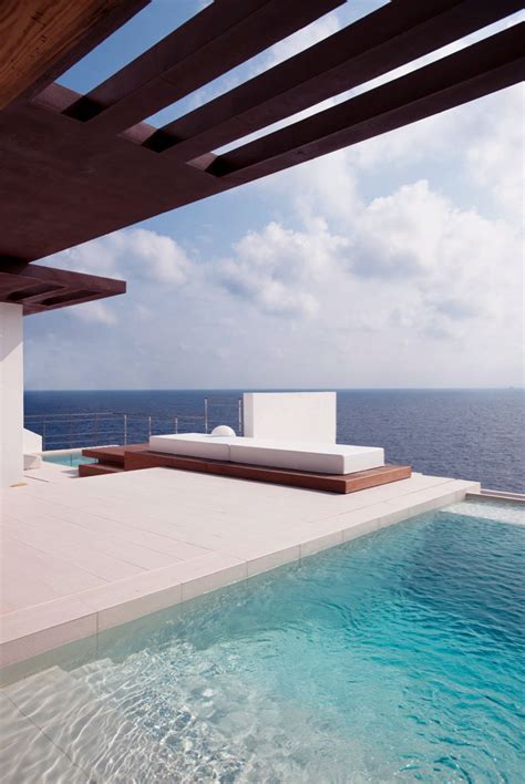 Amazing Infinity Pool with Beautiful Ocean View - Interior Design Ideas