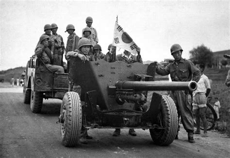 Evacuation of Suwon Airfield by South Korean troops (Korea, 1950 ...