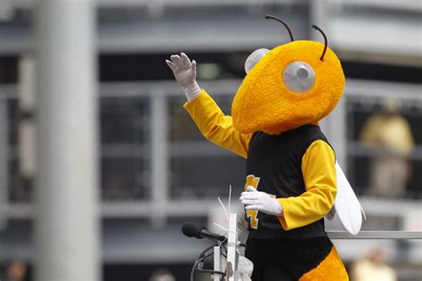 Georgia Tech Mascot Dives Head First into Goalpost, For Some Reason ...