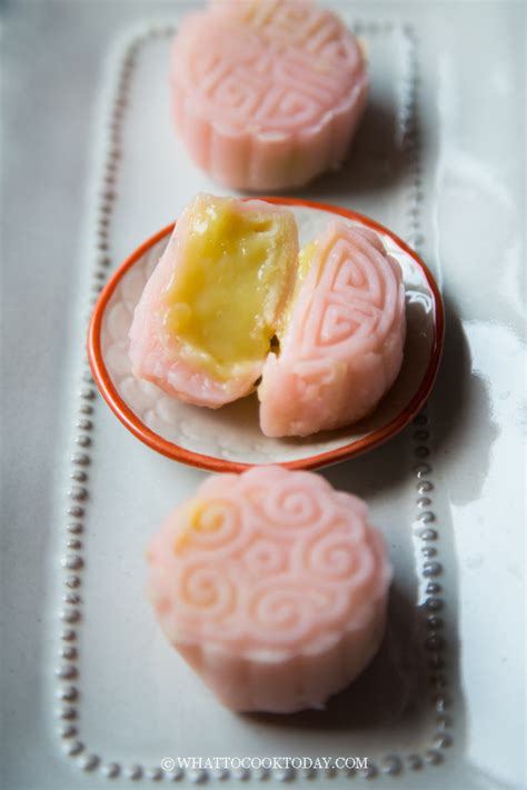 Durian Snow Skin Mooncake (榴蓮冰皮月餅)