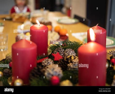 Advent wreath with four red candles Stock Photo - Alamy