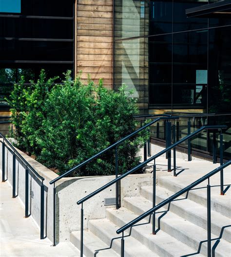 ᑕ ᑐ How to Choose the Best Handrails for Outdoor Steps