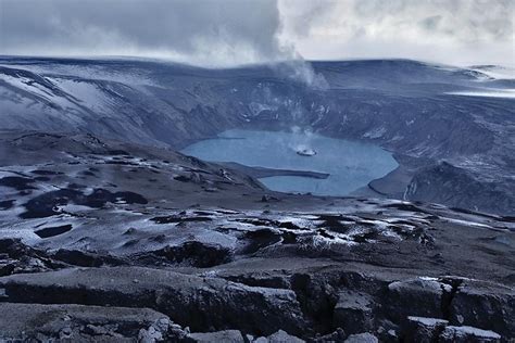 On the edge of the Grimsvotn volcano crater (AP) | Special Information ...