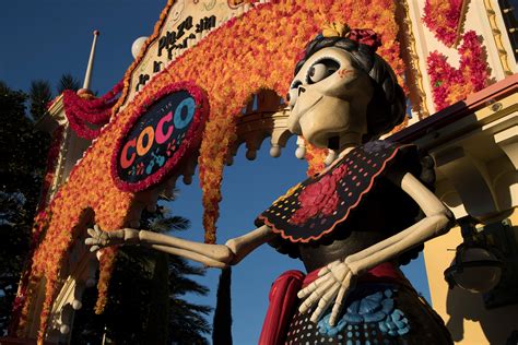 Disneyland’s Día de Los Muertos Is a Dazzling Celebration Inspired by ...