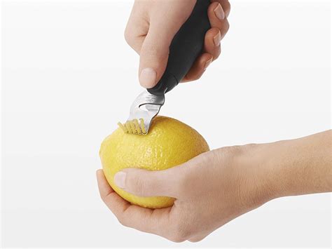 How to zest a lemon and the tools you need to do it - Business Insider