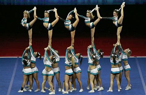 This is a awesome cheer stunt | Cheer stunts, Cheerleading ...