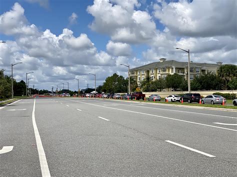 The vehicle line going into the Orange County Convention Center Covid ...