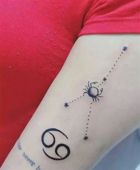 Tatouage signe astrologique cancer : 50 idées et inspirations