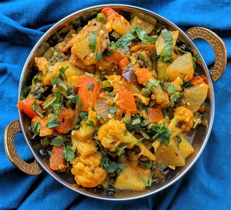 Annakoot Ki Sabzi Recipe | Mixed Veg for Govardhan Puja | VegeCravings