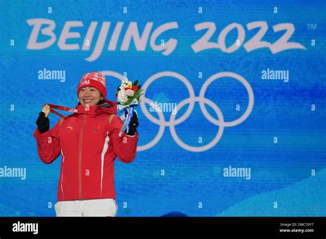 Xu Mengtao, of China, shows her gold medal from during the women's ...