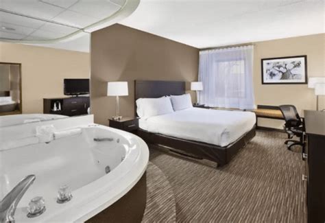 12 Hotels with Jacuzzi In Room In Detroit Michigan (and Near the Area)