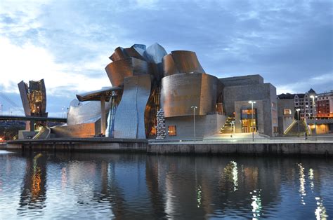 El Museo Guggenheim Bilbao es obra del arquitecto estadounidense Frank ...