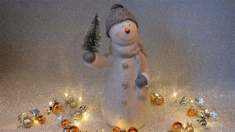 Figurine Snowman With Christmas Tree Ornaments 4K HD Snowman Wallpapers ...