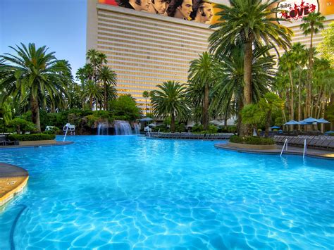 Best Family Pools in Las Vegas for Kids | Family Vacation Hub