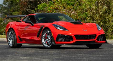 This C7 Corvette ZR1 With A One-Of-One Color Combo Is Red Hot