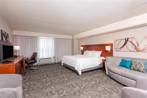 Downtown Louisville Hotels with Indoor Pool | Courtyard Louisville Downtown