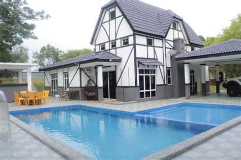 bungalow homestay melaka with private swimming pool - Stephen Randall