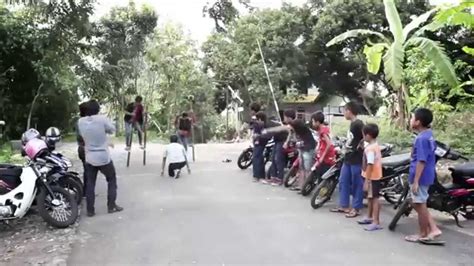 Egrang Indonesian Traditional Games - YouTube