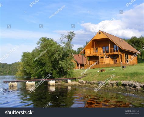 house in/on/at a river | WordReference Forums