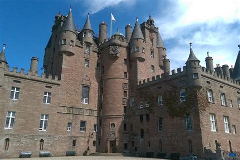 2023 Glamis Castle and Bonnie Dundee Tour from Dundee