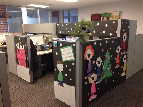 Festive Charlie Brown Cubicle Decoration