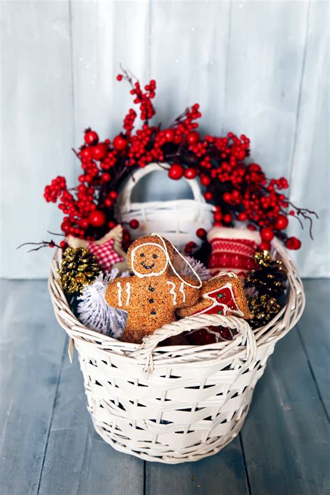 17 Heartwarming Christmas Gift Basket Ideas For Family and Friends ...