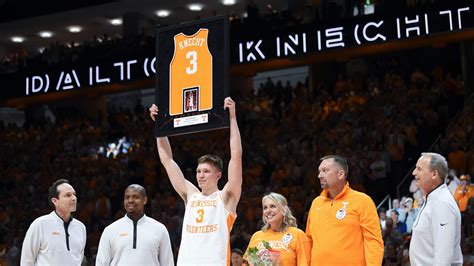 Should Dalton Knecht's jersey be retired by Tennessee basketball?