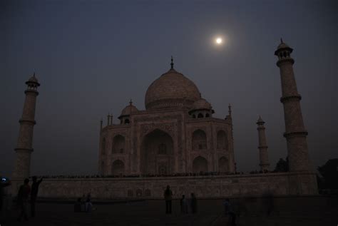 World Travel: Beautiful View of Taj Mahal at Night