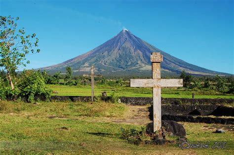 The Majestic MAYON VOLCANO: Albay, Philippines | The Poor Traveler ...