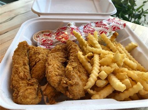 RAISING CANE'S CHICKEN FINGERS, Honolulu - 2615 South King St ...