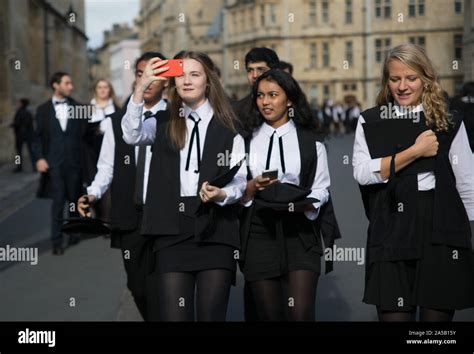 Oxford university students drink hi-res stock photography and images ...