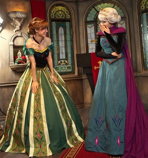 Anna and Elsa come to life: The best Halloween costumes of the year ...