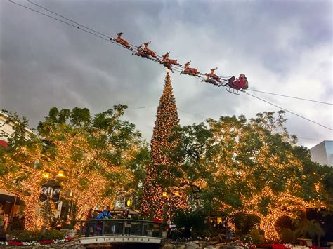 The Grove Christmas Tree Los Angeles California | HilaryStyle