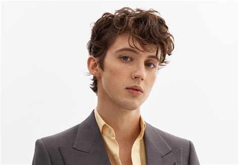 Hear Troye Sivan's New Song 'Easy' From Upcoming 'In a Dream' EP ...