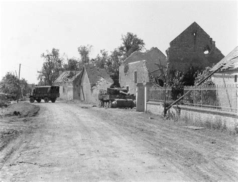 A knocked out German Tiger tank in Normandy, August 1944 | Online ...