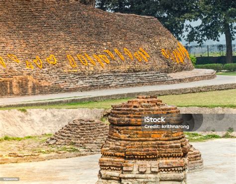 Stupa Benda Seni Kuno Pada Latar Belakang Batu Bata Tua Foto Stok ...