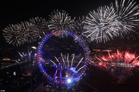 London's New Year's Eve firework display obscured by smoke | Daily Mail ...