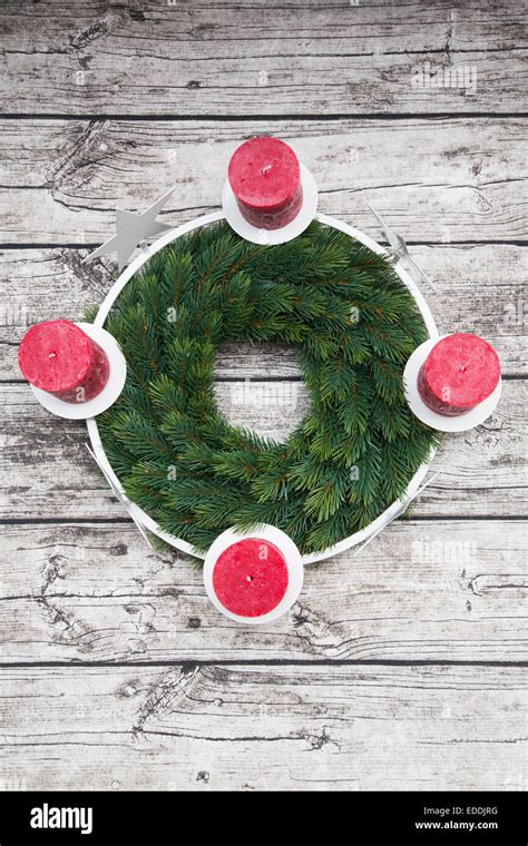 Advent wreath and four candles on wood Stock Photo - Alamy