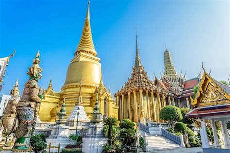 Wat Phra Kaew in Bangkok - Discover the Temple of the Emerald Buddha ...